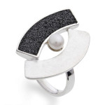 Art.-Nr. DUR-R4520 Ring "Ätna" aus zwei länglichen Elementen, eines aus Lavasand, eines aus gebürstetem 925er Sterling-Silber, mit einer weißen Süßwasser-Zuchtperle in der Mitte, Höhe: 2,7cm, Breite: 1,9cm, auch in Gr. 62 erhältlich, 63,90€