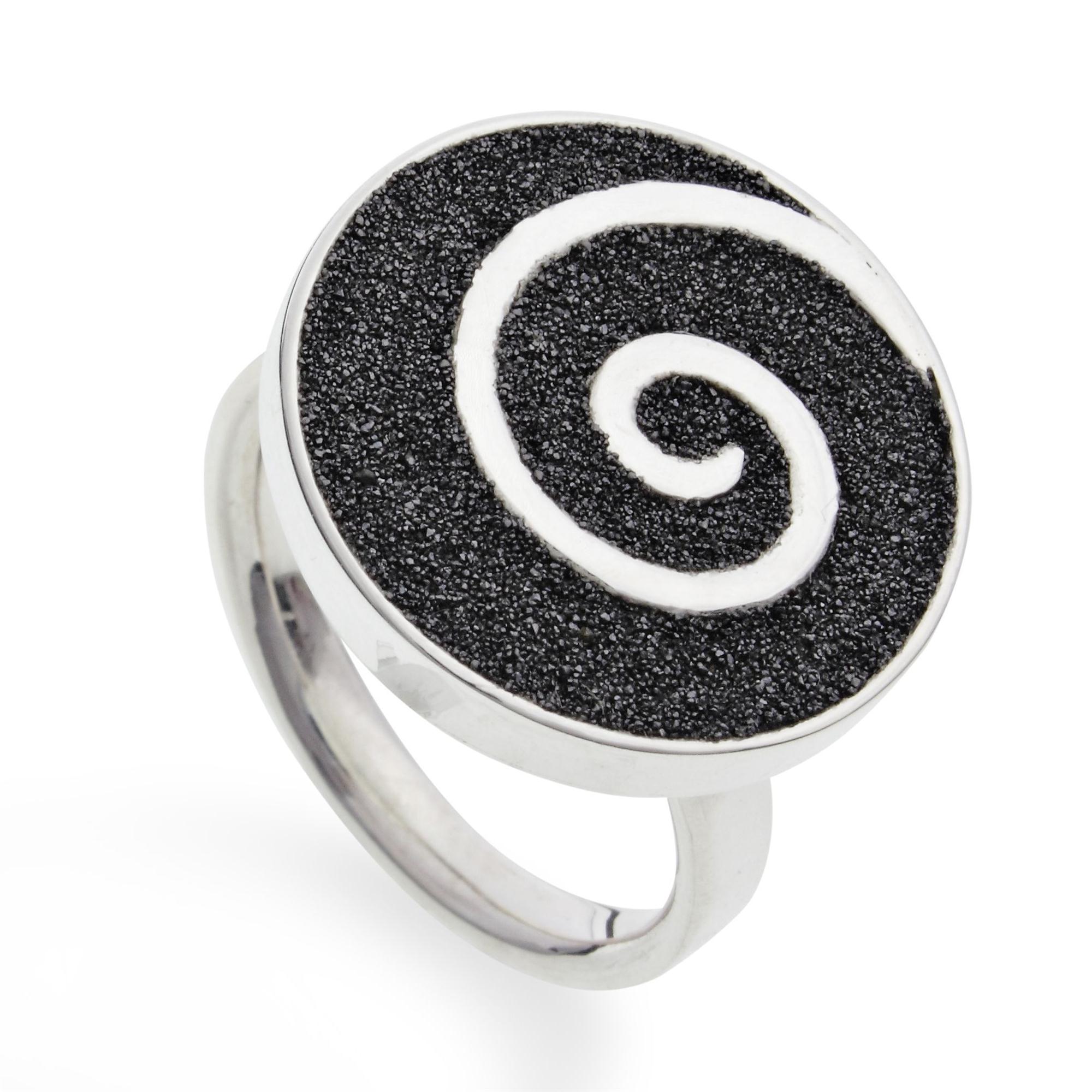 Art.-Nr. DUR-R4510 Runder Ring, Lavasand mit einer Spirale auf der Oberfläche aus 925er Sterlingsilber, Ø 2cm, variabel, 56,90€