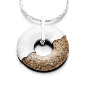 Art.-Nr. DUR-P2868 Sand-Anhänger in Donutform mit einer Hälfte aus Strandsand und einer Hälfte aus gebürstetem 925er Sterling Silber, Höhe: 4,2cm, Ø 3,6cm, 63,50€