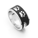 Art.-Nr. DUR-R4663 Bandring "Lucky Dog" mit Hundepfoten, Napf und Knochen eingearbeitet in Lavasand und gefasst in poliertem und rhodiniertem 925er Sterling-Silber, Höhe: 0.9cm, bis Gr. 68 erhältlich, 87,20€