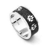 Art.-Nr. DUR-R4689 Bandring "Lucky Cat" mit Katzentatzen, Wollknäuel und Maus eingearbeitet in Lavasand und gefasst in poliertem und rhodiniertem 925er Sterling-Silber, auch in Gr. 62 erhältlich, 87,20€