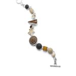 Art.-Nr. DUR-A1421Armband "Strandrausch" klein, mit Spider-Shell, Seestern, Meeresauge, Lava, Muschel, Perle, Bernstein, Sand und Spiral brown alles gefasst in 925er Sterling-Silber, ca. 15,5 cm lang + 3 cm Verlängerung,