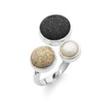 Art.-Nr. DUR-R4643 Ring "Treibsand" kombiniert aus drei runden, unterschiedlich großen Elementen mit Strandsand, Lavasand und einer Perle, alles gefasst in 925er Sterling-Silber, auch in Gr.62 erhältlich,