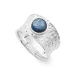 Art.-Nr. DUR-R4719 Ring "Wasserblau" mit einer blauen Kyanit-Scheibe gefasst in gehämmerten, rhodinierten 925er Sterling-Silber, auch in Gr.62 erhältlich, 62,90€