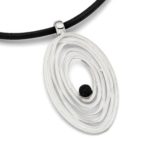 Art.-Nr. DUR-P3085 Anhänger "Taifun" faszinierender, gewickelter Form mit einer schwarzen Lavasand-Kugel in der Mitte, aus mattiertem und rhodiniertem 925er Sterling-Silber, 55,90€