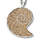 Art.-Nr. DUR-P3096 Anhänger in Nautilusform gefüllt mit Strandsand und gefasst in rhodiniertem 925r Sterling-Silber, Höhe: 6,4cm, Breite: 4,2cm,