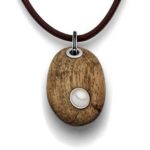 Art.-Nr. DUR-P3126 Ovaler Anhänger aus Treibholz mit großer silbernen Öse, in der Mitte eine runde Süßwasserperle gefaßt in 925er Sterling-Silber, 62,90€