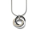 Art.-Nr. DUR-P3135 Anhänger "Marina" aus rhodiniertem 925er Sterling-Silber, bestehend aus 3 ineinander verschlungenen Ringen, gefüllt mit Strandsand, Lavasand und Silber,