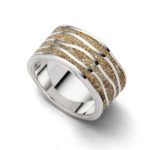 Art.-Nr. DUR-R4801 Ring "Ebbe und Flut" in Bandform, ausgefüllt mit Strandsand aus rhodiniertem 925er Sterling-Silber, 107,00€
