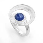 Art.-Nr. DUR-R4830 Spiralförmiger, leicht strukturierter Ring "Meeresstrudel" Ø 2,3cm mit einem blauen Kyanit, aus anlaufgeschütztem (e-coating) 925er Sterling-Silber, Größe variabel einstellbar,
