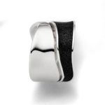 Art.-Nr. DUR-R4879 Breiter, geschwungener Ring mit Lavasand aus poliertem, rhodiniertem 925er Sterling-Silber, 98,00€