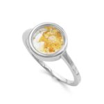 Art.-Nr. DUR-R4850 Runder Ring "Goldregen" mit Bernstein, Muschelstückchen und kleiner Süßwasserperle eingearbeitet in Glas und gefasst in rhodiniertem 925er Sterling-Silber. bis Gr.62! 72,90€