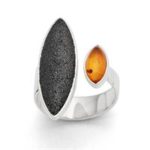 Art.-Nr. DUR-R5102 Ring mit einem spitz-ovalen Lavasand -Element und einem kleinen, ebenfalls spitz-ovalen Bernstein, oben offen, aus 925er Sterling-Silber, 98,00€