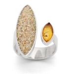 Art.-Nr. DUR-R5119 Ring mit einem länglichen Strandsand -Element und einem kleinen länglichen Bernstein, oben offen 925er Sterling-Silber,