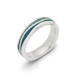 Art.-Nr. DUR-R5104 Schmaler, leicht geschwungener Ring "Meeresblau schmal" wellenförmig gefüllt mit blauem Steinsand und gefasst in rhodiniertem und poliertem 925er Sterling-Silber, bis Gr.66, ab 79,00€