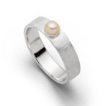 Art.-Nr. DUR-R5152 Ring "Betty" schmal, mit einer echten Perle besetzte Bandring, Oberfläche gebürstet, bis Gr. 62,