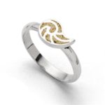 Art.-Nr. DUR-R5403 Ring "Sandnautilus", zierlicher Ring in Nautilusform mit Strandsand gefüllt und mit polierter Schiene. Gefertigt aus rhodiniertem 925er Sterlingsilber. Durch die Rhodinierung ist das Schmuckstück anlaufgeschützt. bis Gr.62,