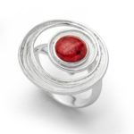 Art.-Nr. DUR-R5408 Spiralförmiger, leicht strukturierter Ring "Feuerstrudel" mit einem roten Korallenstein, aus anlaufgeschütztem (e-coating) 925er Sterling-Silber, Größe variabel einstellbar,