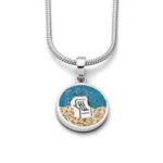 Art.-Nr. DUR-P3073 Kleiner, runder Anhänger "Strandkorb" mit einem Strandkorb, eingebettet in hellem Strandsand und blauem Steinsand, gefasst in rhodiniertem 925er Sterling-Silber. Gut kombinierbar mit einer rhodinierten Schlangenkette. Durch die Rhodinierung ist das Schmuckstück anlaufgeschützt, Ø1,5mm