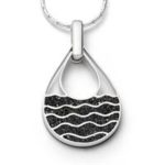 Art.-Nr. DUR-P3582 Tropfenförmiger Anhänger ´´Ebbe & Flut``, in der unteren Hälfte mit einem in Lavasand eingelegten Wellenmuster. Aus rhodiniertem 925er Sterlingsilber. Die große, längliche Öse ermöglicht die Kombination mit verschiedenen Ketten. Durch die Rhodinierung ist das Schmuckstück anlaufgeschützt