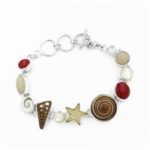 Art.-Nr. DUR-A1420 Abwechslungsreiches Armband mit verschiedenen, in 925er Sterling-Silber gefassten Elementen, gefüllt mit weißem Perlmutt, Koralle, Muschel, Perle, Strandsand, Spider Shell, Meeresauge und Seestern , ca. 15,5 cm lang + ca. 3 cm Verlängerung,