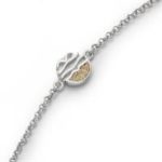 Art.-Nr. DUR-A1550 Armband "Ebbe und Flut" mit einem runden, mit Strandsand gefüllten Element aus rhodiniertem 925er Sterling-Silber, ca.16.5 cm lang plus Verlängerung. Durch die Rhodinierung ist das Schmuckstück anlaufgeschützt,