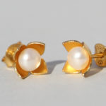 Art.-Nr. Ca-ES1707Q Silberohrstecker vergoldet mit SWZ Perle | Perlblütenschale mini 4 mm SWZ Perle, 27,00€