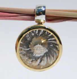 Art.-Nr. Ca- AS1302B Silberanhänger vergoldet mit 14 mm Swirlschliff fac. Bergkritstall, 149,00€