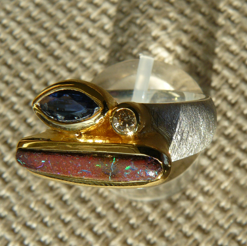 Art.-Nr. PC R-10 Silberring gebürstet, Fassung vergoldet, Boulder Opal, Saphir, Diamant Unikat!, Gr. 56, 139,00€