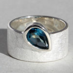 Art.-Nr. Ca-RS1727TL Silberring mit Topas london blue, Ringschiene: 10mm breit, 149,00€