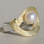 Art.-Nr. Ca-RS1429Q Ring -Twist round- mit SWZ Perle vergoldet, 7 mm SWZ Perle, 82,00€