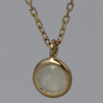 Art.-Nr. Ca-CS1382M "Silberanhänger vergoldet mit Mondstein | fineflat" 5 mm fac. Mondstein; mit 40+5 cm Kette, 75,50€