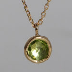 Art.-Nr. Ca-CS1382P "Silberanhänger vergoldet mit Peridot | fineflat" 5 mm fac. Peridot; mit 40+5 cm Kette, 69,00€