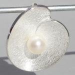 Art.-Nr. Ca- AS1718P "Silberanhänger mit SWZ Perle | Lotus leaf" 26 x 24 mm; 7 mm SWZ Perle, 75,00€