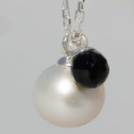 Art.-Nr. Ca- CS1361SP "Silbercollier SWZ Perle und Spinell | Fine Pearls" 8 mm SWZ Perle; 4 mm Spinell mit 40+5 cm Kette, 75,00€