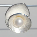Art.-Nr. Ca- AS1711P "Silberanhänger mit SWZ Perle | Lotusschnecke" 28 x 22 mm; 8 mm SWZ Perle, 92,00€