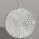 Art.-Nr. Ca- C1644P "Silberanhänger "Labyrinth" Groß" Durchmesser des Anhängers 27,5 mm, Mit Kette 42 + 3cm, 77,00€