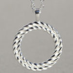 Art.-Nr. Ca- C1645P "Silberanhänger "Labyrinth"" Durchmesser des Anhängers 16,5 mm Mit Kette 42 + 3cm, 25,00€