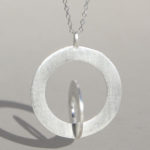 Art.-Nr. Ca- C1656P "Silberanhänger "Scheibe"" Durchmesser: 28,5 mm Tiefe: 17,5 mm Kette 40 + 5cm, 78,00€