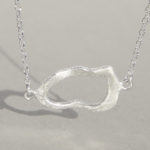 Art.-Nr. Ca- C1678P "Silberanhänger "Trail"" Maße: 17x10 mm, Kette: 42+3 cm, 53,90€