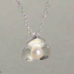 Art.-Nr. Ca- CS1662P "Silbercollier "Pearl Flower"" Maße: 9 mm, Kette: 42+3 cm, 4mm SWZ Perle, 57,90€