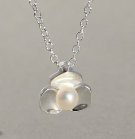 Art.-Nr. Ca- CS1662P "Silbercollier "Pearl Flower"" Maße: 9 mm, Kette: 42+3 cm, 4mm SWZ Perle, 53,90€