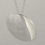 Art.-Nr. Ca- C1675P "Silberanhänger "Falz"" Maße: 24x22 mm, Kette: 42+3 cm, 79,90€