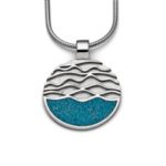 Art.-Nr.DUR-P3580 Runder Anhänger "Ebbe & Flut" im unteren Drittel mit blauem Steinsand gefüllt und großer Öse aus rhodiniertem 925er Sterlingsilber.