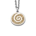 Art.-Nr.DUR-P3767 Runder, flacher Anhänger "Sandspirale 2.0": mit Strandsand gefüllt und einer eingearbeiteten Spirale. Die Fassung und die Spirale sind aus rhodiniertem 925er Sterling-Silber gefertigt. Durch die Rhodinierung ist das Schmuckstück anlaufgeschützt. Aufgrund der großen Öse kann man den Spiralanhänger an verschiedenen Ketten tragen.