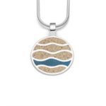 Art.-Nr.DUR-P3782 Anhänger "Ebbe & Flut" runder Anhänger mit Wellen, gefüllt mit Strandsand und blauem Steinsand, aus rhodiniertem 925er Sterlingsilber
