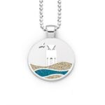 Art.-Nr.DUR-P3895 ANHÄNGER EBBE & FLUT "KAP NORDERNEY"STRANDSAND Runder Anhänger Ebbe & Flut "Norderney" mit dem Motiv: Kap Norderney und einer Möwe, die Wellen sind eingebettet in Strandsand und blauem Steinsand, alles gefasst in poliertem , rhodiniertem 925er Sterling-Silber.
