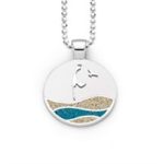 Art.-Nr.DUR-P3930 ANHÄNGER EBBE & FLUT "SYLT" STRANDSAND/STEINSAND Runder Anhänger Ebbe & Flut "Sylt" mit dem Motiv: Inselsilhouette und Möwe, die Wellen sind abwechselnd eingebettet in Strandsand und blauem Steinsand, alles gefasst in poliertem, rhodiniertem 925er Sterling-Silber.