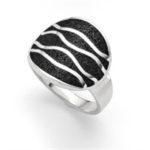 Art.-Nr. DUR-R5130 Ring "Welle" rund, mit einem in Lavasand eingelegten Wellenmuster. Gefertigt aus rhodiniertem 925er Sterling-Silber. Durch die Rhodinierung ist das Schmuckstück anlaufgeschützt. 84,00€