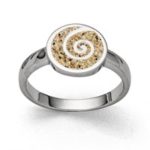 Art.-Nr. DUR-R5566 Runder, flacher Ring "Sandspirale 2.0": mit Strandsand gefüllt und einer eingearbeiteten Spirale. Die Fassung und die Spirale sind aus rhodiniertem 925er Sterling-Silber gefertigt. Durch die Rhodinierung ist das Schmuckstück anlaufgeschützt.